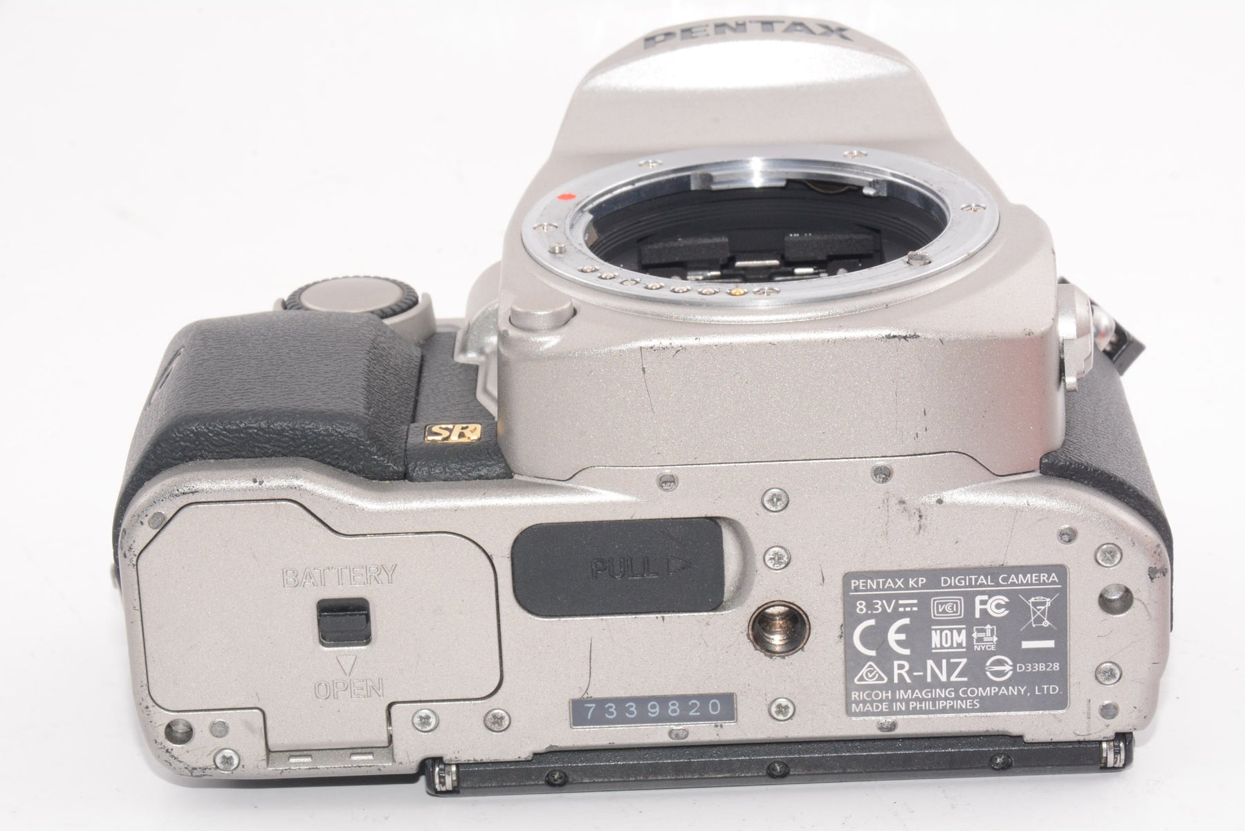 【外観並級】PENTAX デジタル一眼レフカメラ KP ボディ シルバー 防塵 防滴 -10℃耐寒 アウトドア 高感度 5軸5段手ぶれ補正 KP BODY SILVER 16044