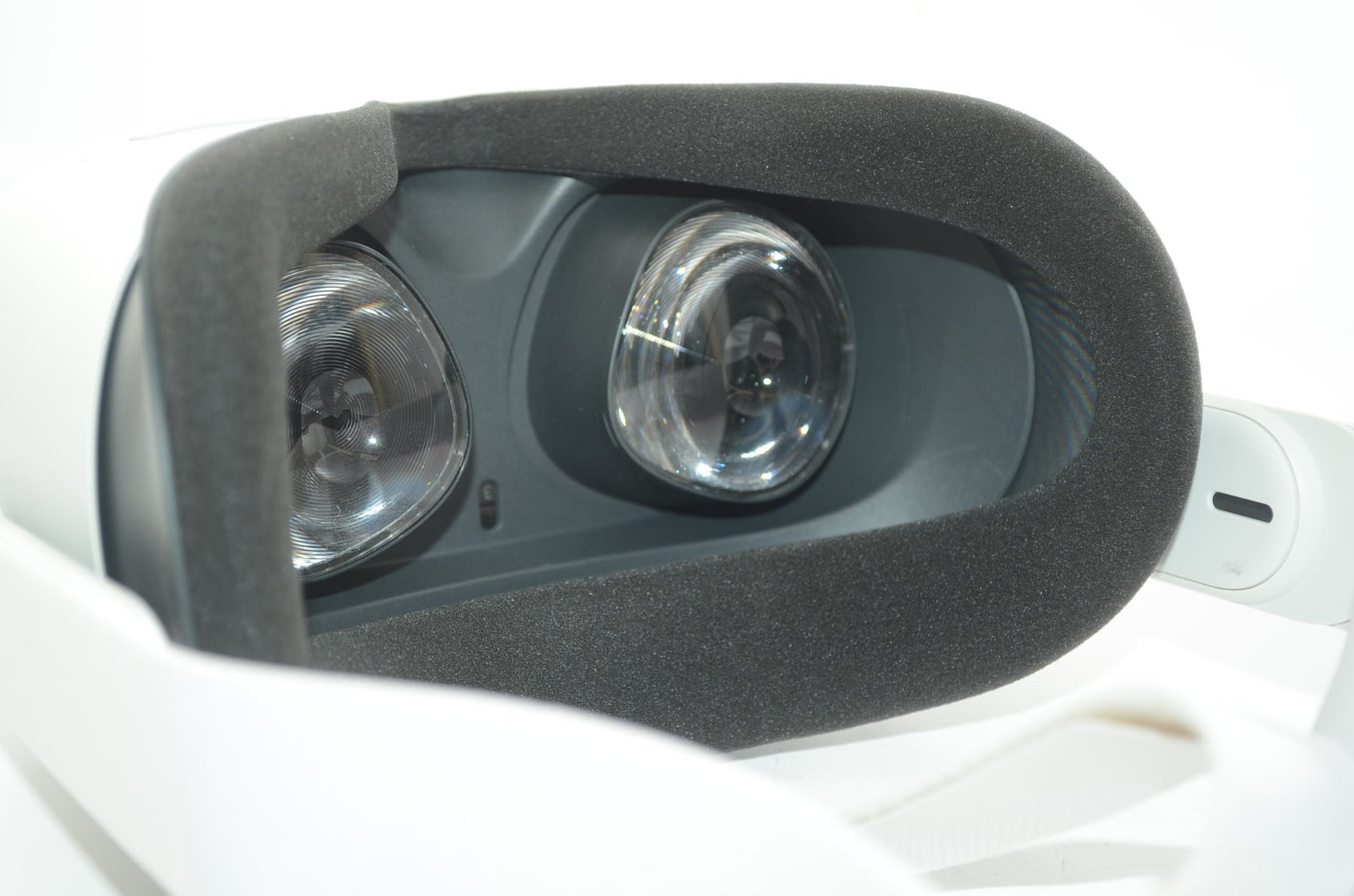 【外観特上級】Oculus Quest 2—完全ワイヤレスのオールインワンVRヘッドセット—64GB