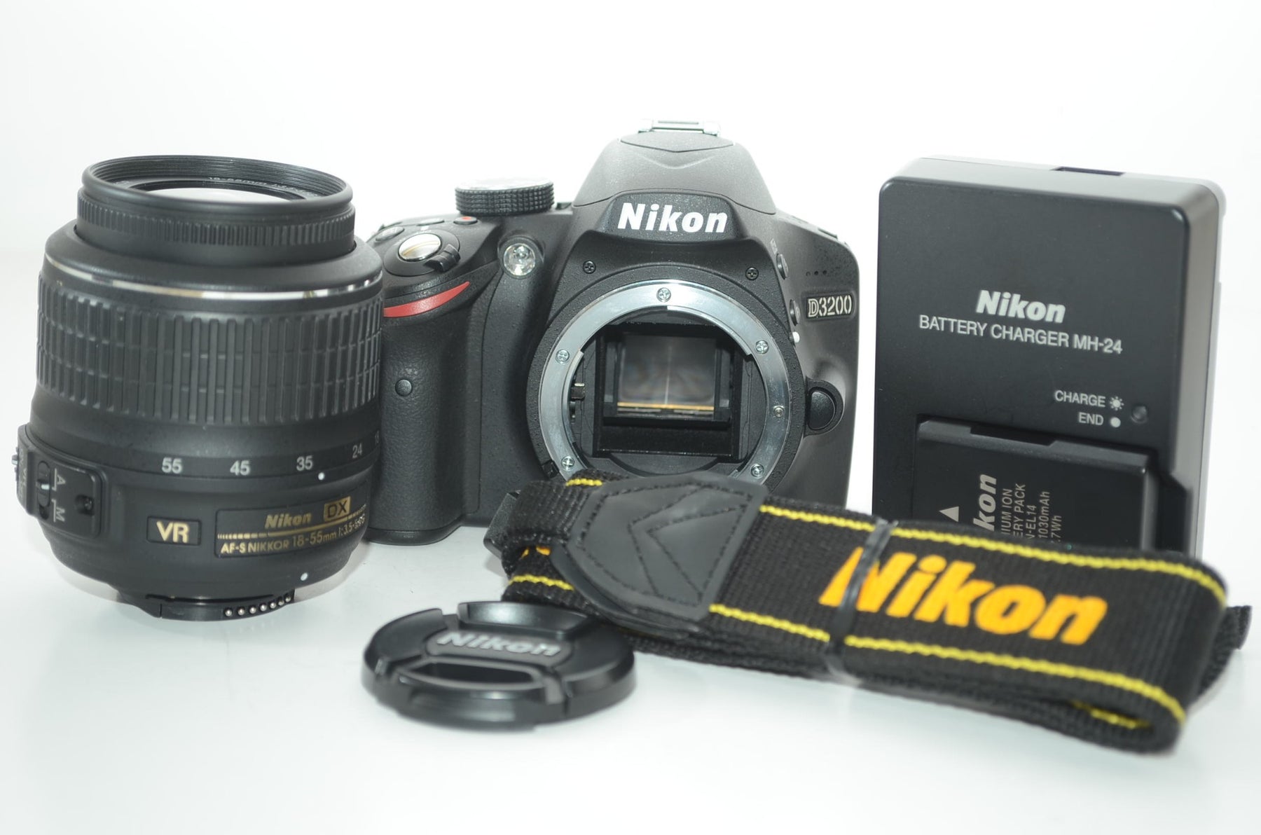【外観特上級】Nikon D3200 レンズキット AF-S DX NIKKOR 18-55mm f/3.5-5.6G