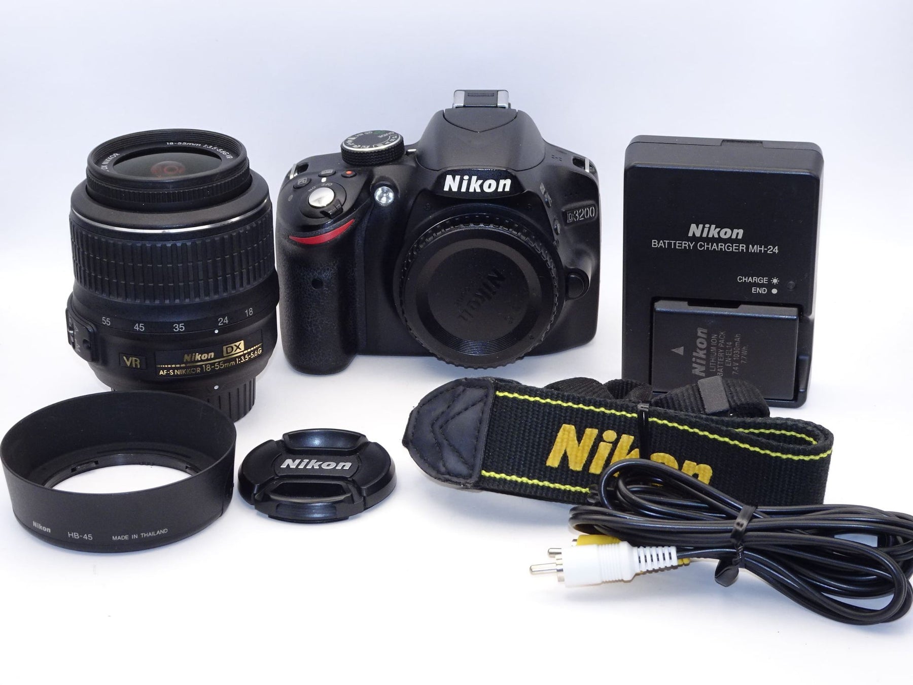 【外観並級】Nikon D3200 レンズキット AF-S DX NIKKOR 18-55mm f/3.5-5.6G