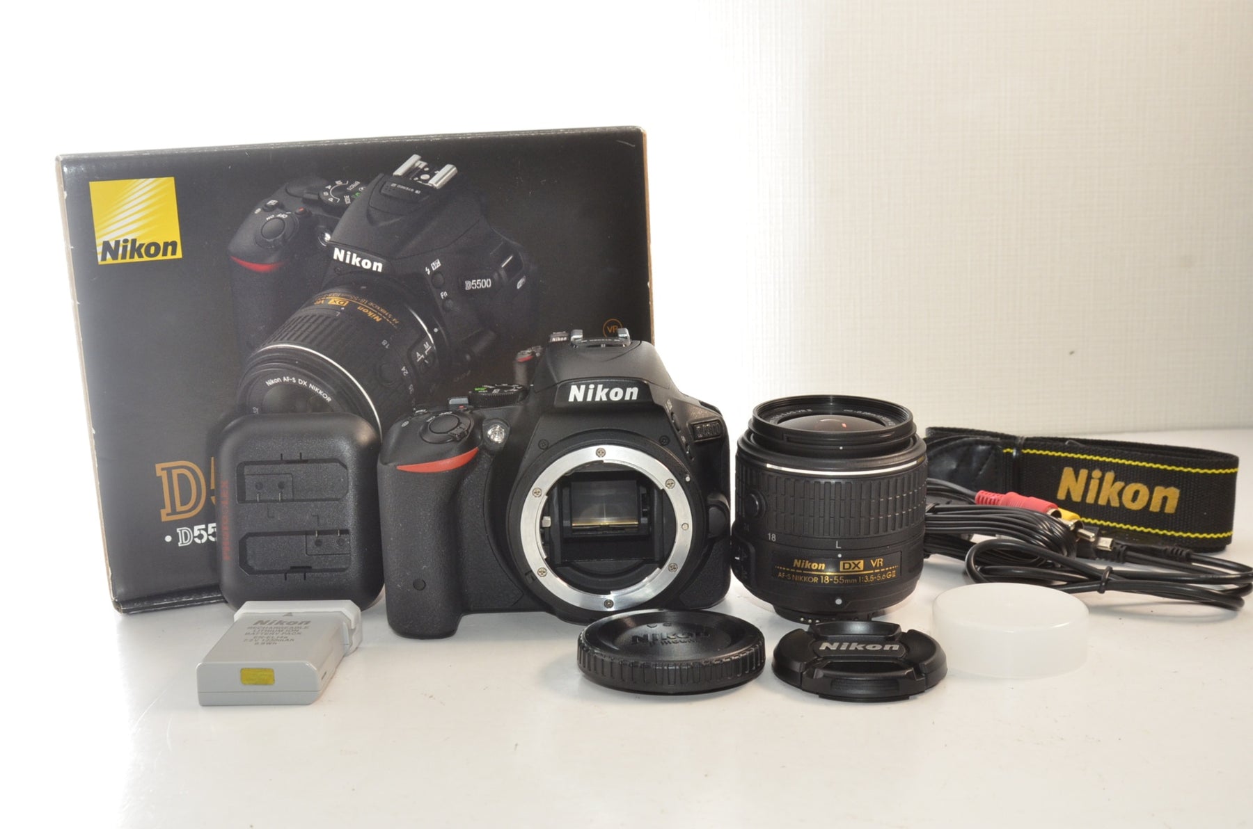 【外観並級】Nikon デジタル一眼レフカメラ D5500 18-55 VRII レンズキット ブラック 2416万画素 3.2型液晶 タッチパネル D5500LK18-55BK