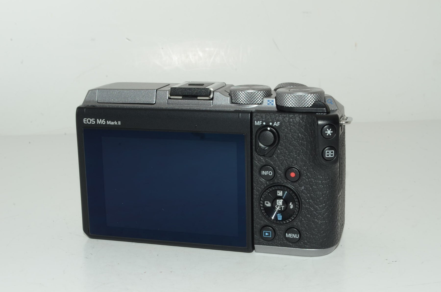 【外観特上級】Canon ミラーレス一眼カメラ EOS M6 Mark II ダブルズームキット シルバー EOSM6MK2SL-WZK
