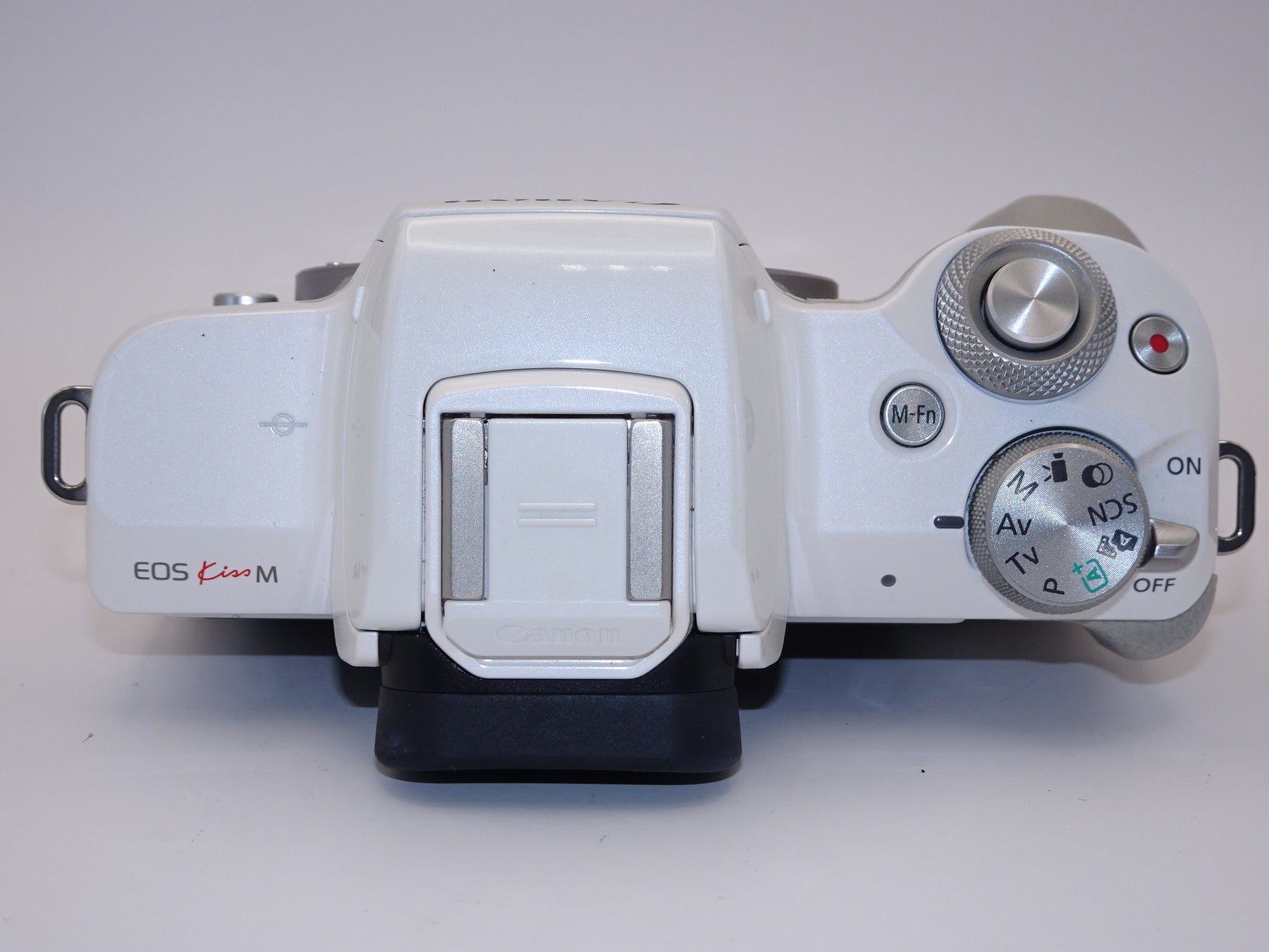 【外観特上級】Canon ミラーレス一眼カメラ EOS Kiss M ボディー ホワイト EOSKISSMWH-BODY