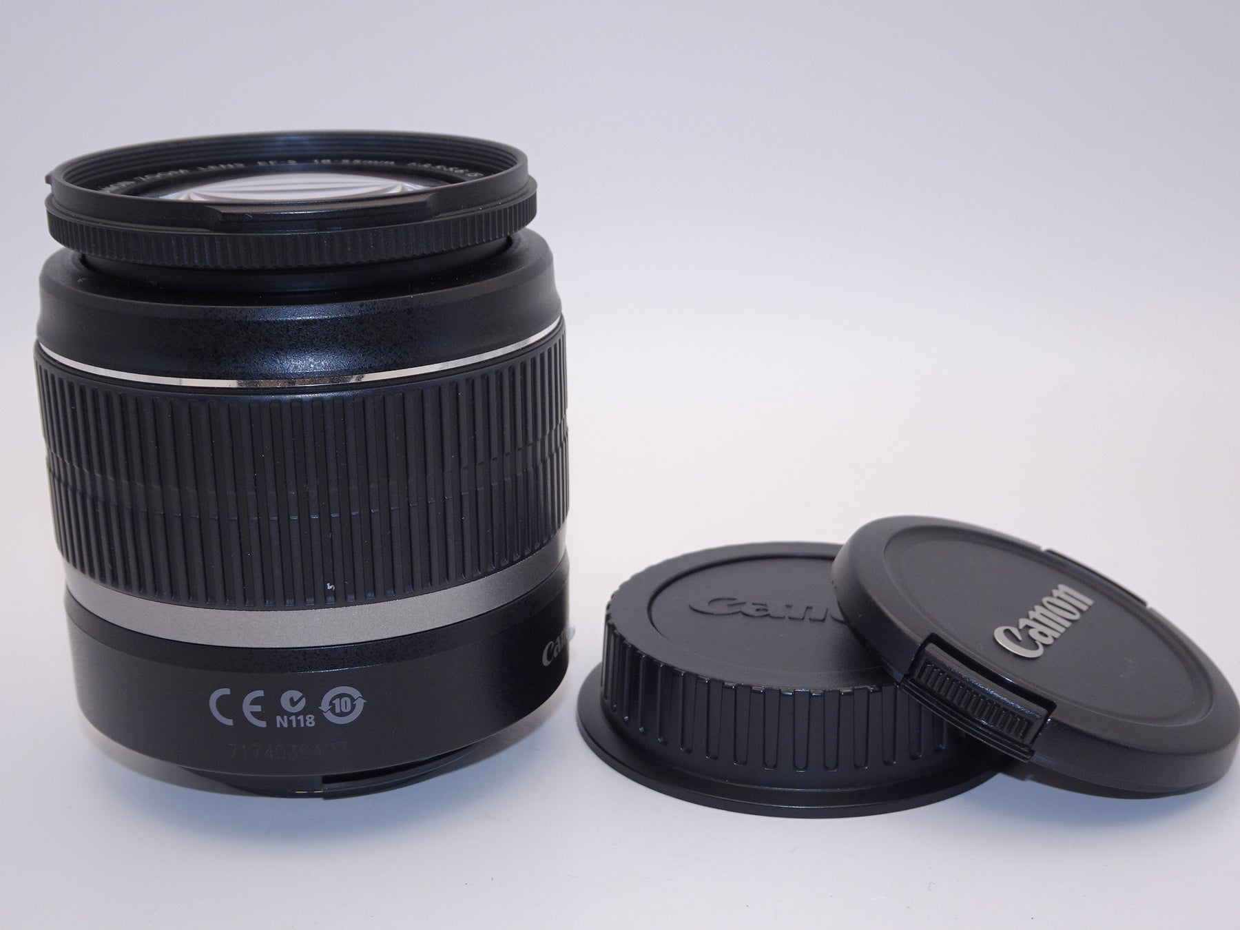 【外観特上級】Canon 標準ズームレンズ EF-S18-55mm F3.5-5.6 IS