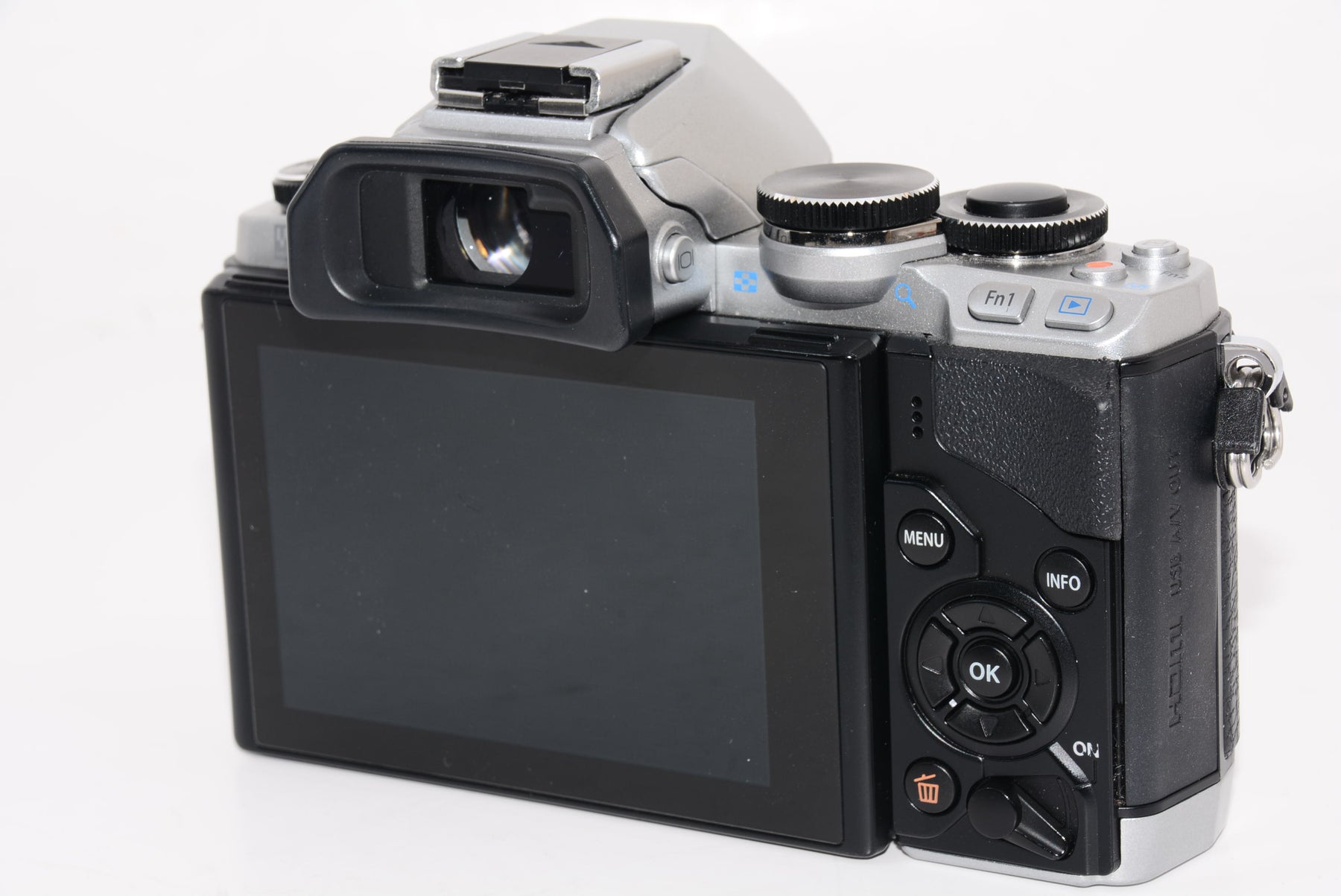 【外観特上級】OLYMPUS OM-D E-M10 ダブルズームキット シルバー ミラーレス一眼 OM-D E-M10 DZKIT SLV