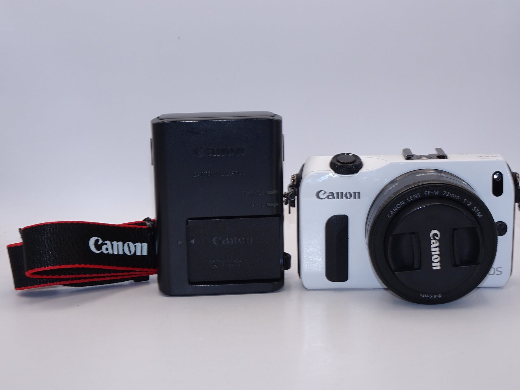 【外観特上級】Canon ミラーレス一眼カメラ EOS M レンズキット EF-M22mm F2 STM ホワイト