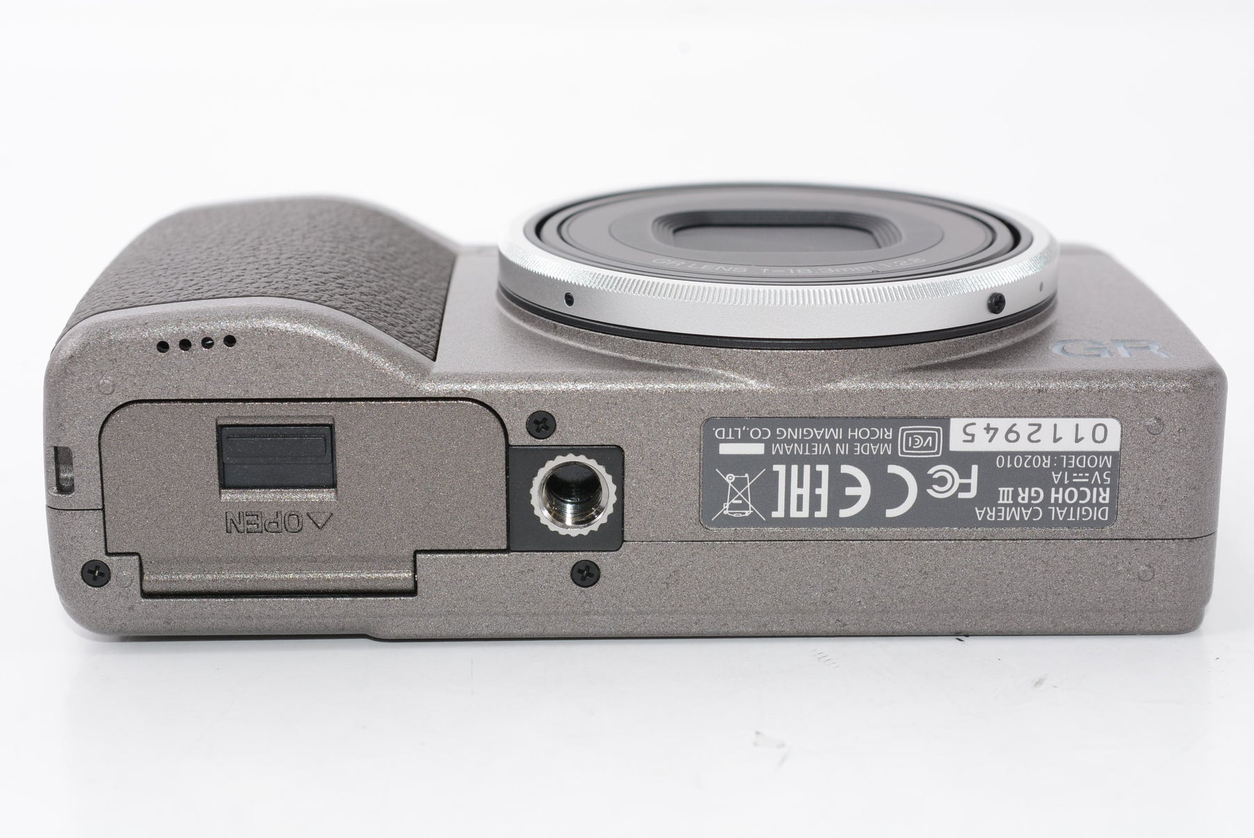 【開封済未使用品】RICOH GR III Diary Edition メタリックウォームグレー デジタルカメラ 【焦点距離 28mm / 24.2M APS-Cサイズ大型CMOSセンサー搭載/最強のスナップシュータ― / 約0.8秒 高速起動/高速ハイブリッドAF/高解像・高コントラスト GRレンズ / 3軸・4段 手ぶれ補正機構 SR】 GRIII GR3