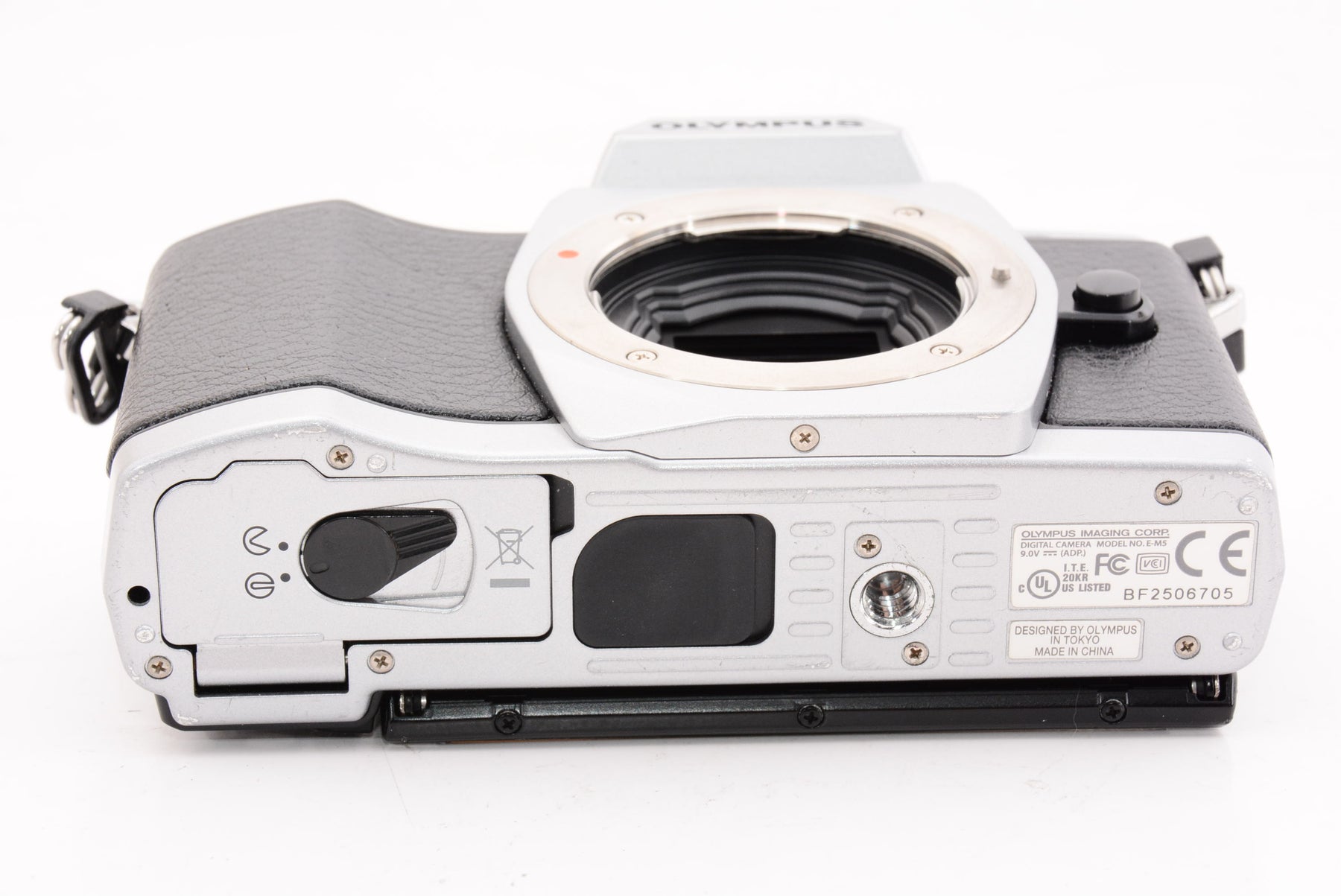 【外観特上級】OLYMPUS ミラーレス一眼 OM-D E-M5 ボディ シルバー 1605万画素 防塵 防滴 OM-D E-M5 BODY SLV