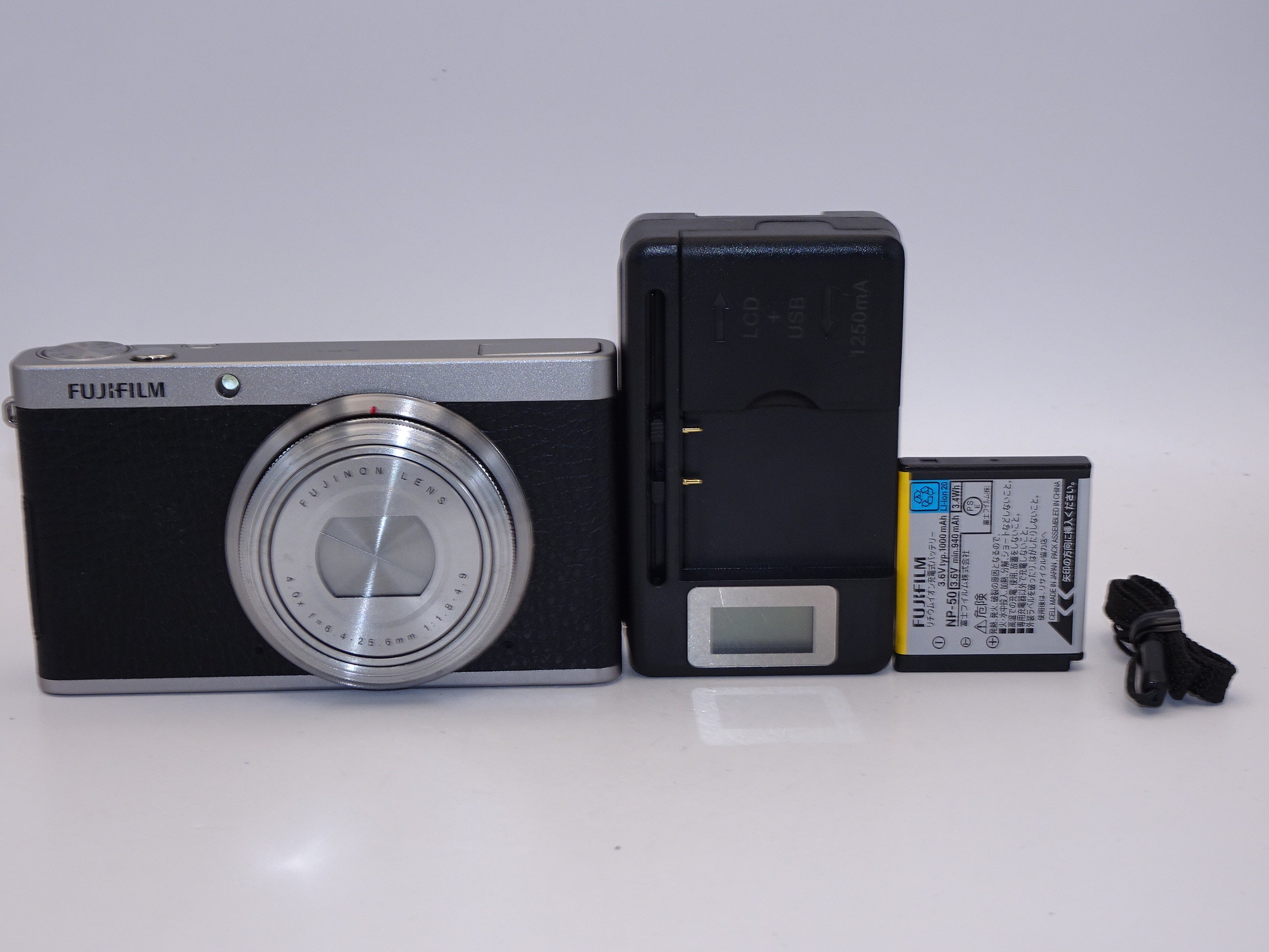 FUJIFILM フジフィルム デジタルカメラ XF1 バッテリー充電器付