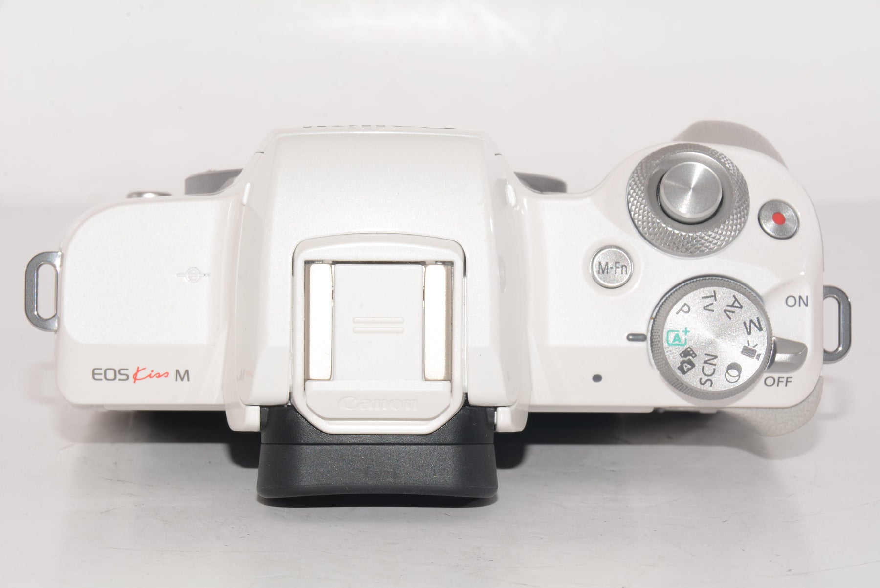 【外観特上級】Canon ミラーレス一眼カメラ EOS Kiss M ボディー ホワイト EOSKISSMWH-BODY