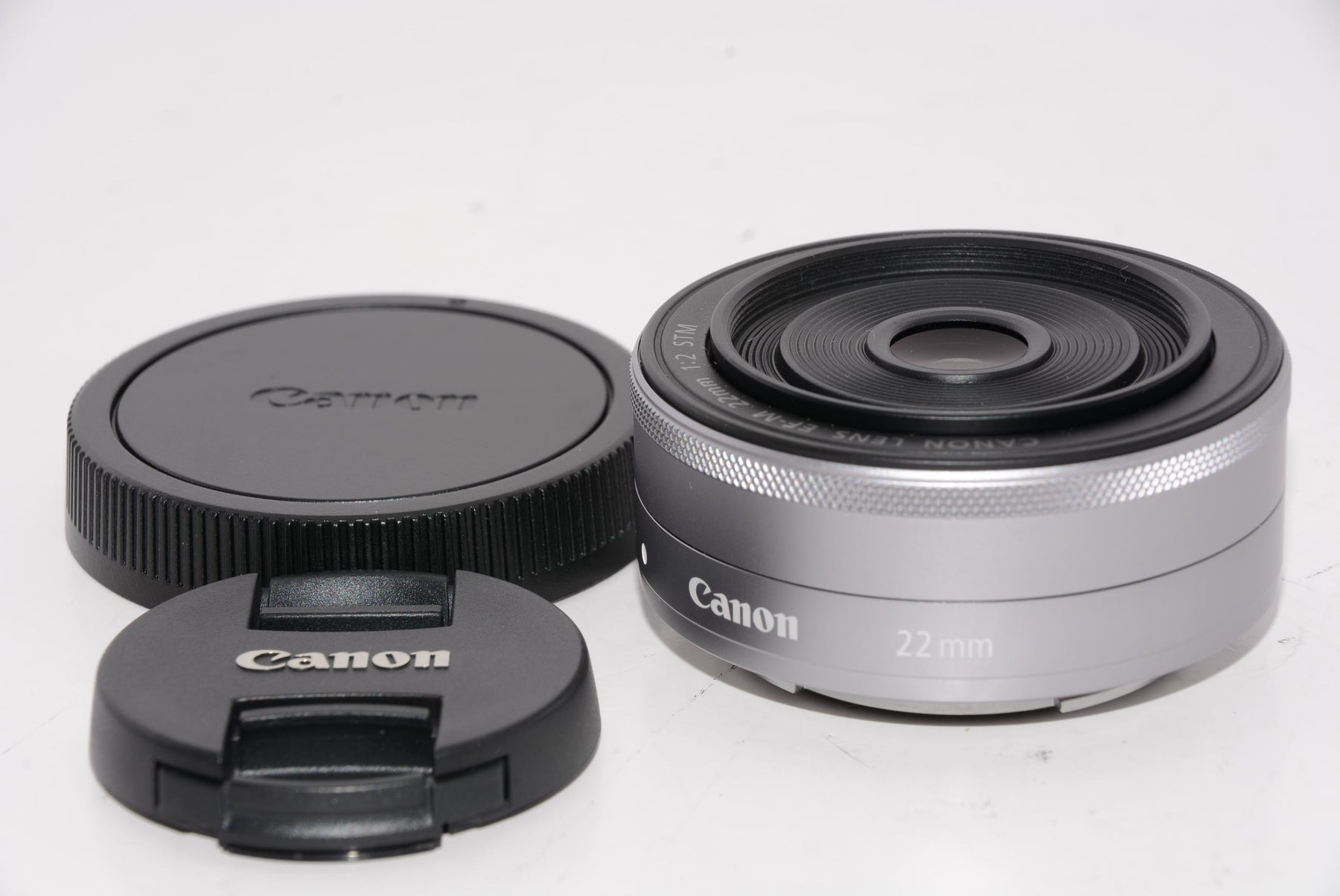 【外観特上級】Canon 単焦点広角レンズ EF-M22mm F2 STM シルバー ミラーレス一眼対応 EF-M222STMSL