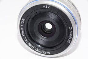【外観特上級】OLYMPUS パンケーキレンズ M.ZUIKO DIGITAL 17mm F2.8 シルバー