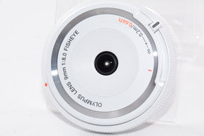 【外観特上級】OLYMPUS ミラーレス一眼 9mm f8 フィッシュアイ ボディキャップレンズ ホワイト