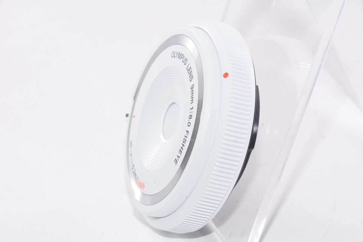 【外観特上級】OLYMPUS ミラーレス一眼 9mm f8 フィッシュアイ ボディキャップレンズ ホワイト