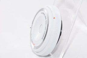 【外観特上級】OLYMPUS ミラーレス一眼 9mm f8 フィッシュアイ ボディキャップレンズ ホワイト