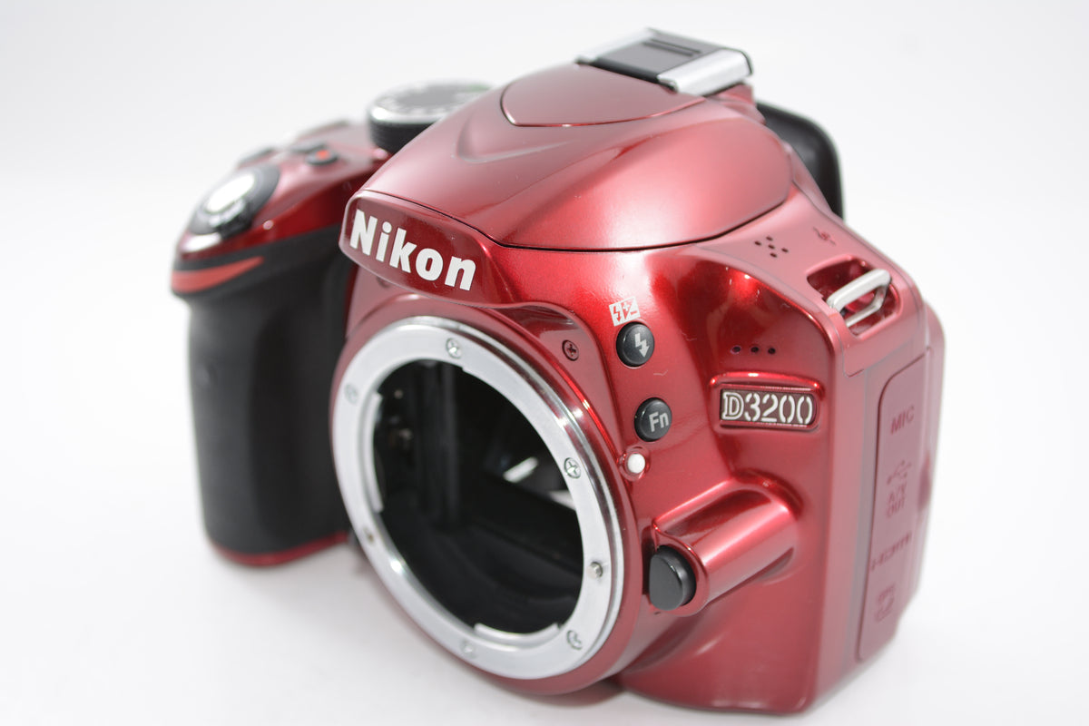 【外観特上級】Nikon デジタル一眼レフカメラ D3200 レンズキット AF-S DX NIKKOR 18-55mm f/3.5-5.6G VR付属 レッド D3200LKRD