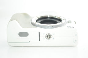 【外観並級】Canon ミラーレス一眼カメラ EOS Kiss M2 ボディー ホワイト KISSM2WH-BODY