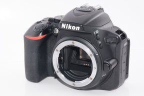 【外観並級】Nikon デジタル一眼レフカメラ D5600 ダブルズームキット ブラック D5600WZBK