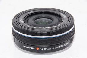 【外観特上級】OLYMPUS 電動式パンケーキズームレンズ M.ZUIKO DIGITAL ED 14-42mm F3.5-5.6 EZ BLK