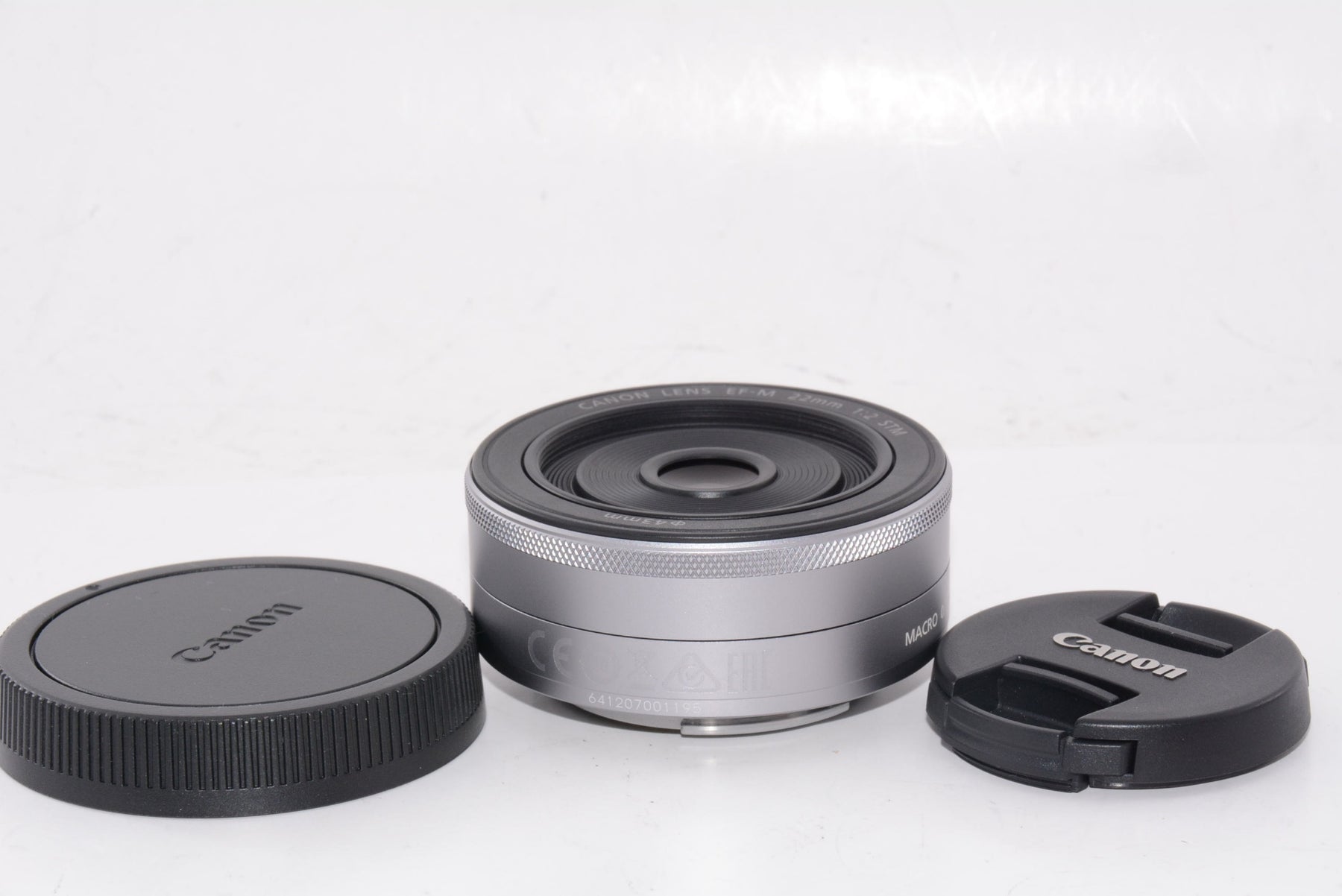 【外観特上級】Canon 単焦点広角レンズ EF-M22mm F2 STM シルバー ミラーレス一眼対応 EF-M222STMSL