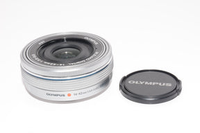 【外観特上級】OLYMPUS 電動式パンケーキズームレンズ M.ZUIKO DIGITAL ED 14-42mm F3.5-5.6 EZ SLV