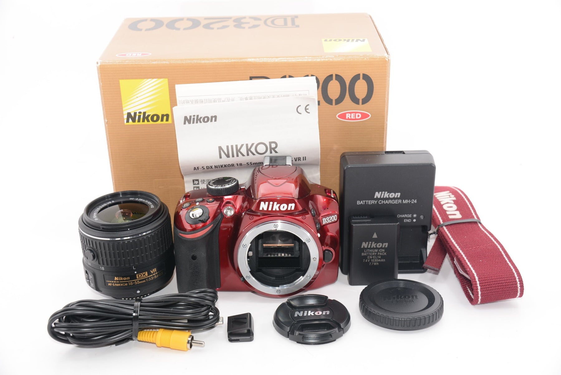 【外観特上級】Nikon デジタル一眼レフカメラ D3200 レンズキット AF-S DX NIKKOR 18-55mm f/3.5-5.6G VR付属 レッド D3200LKRD