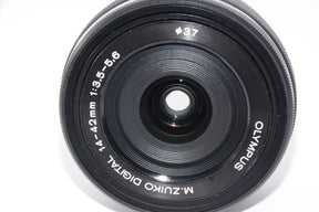【外観特上級】OLYMPUS 電動式パンケーキズームレンズ M.ZUIKO DIGITAL ED 14-42mm F3.5-5.6 EZ BLK
