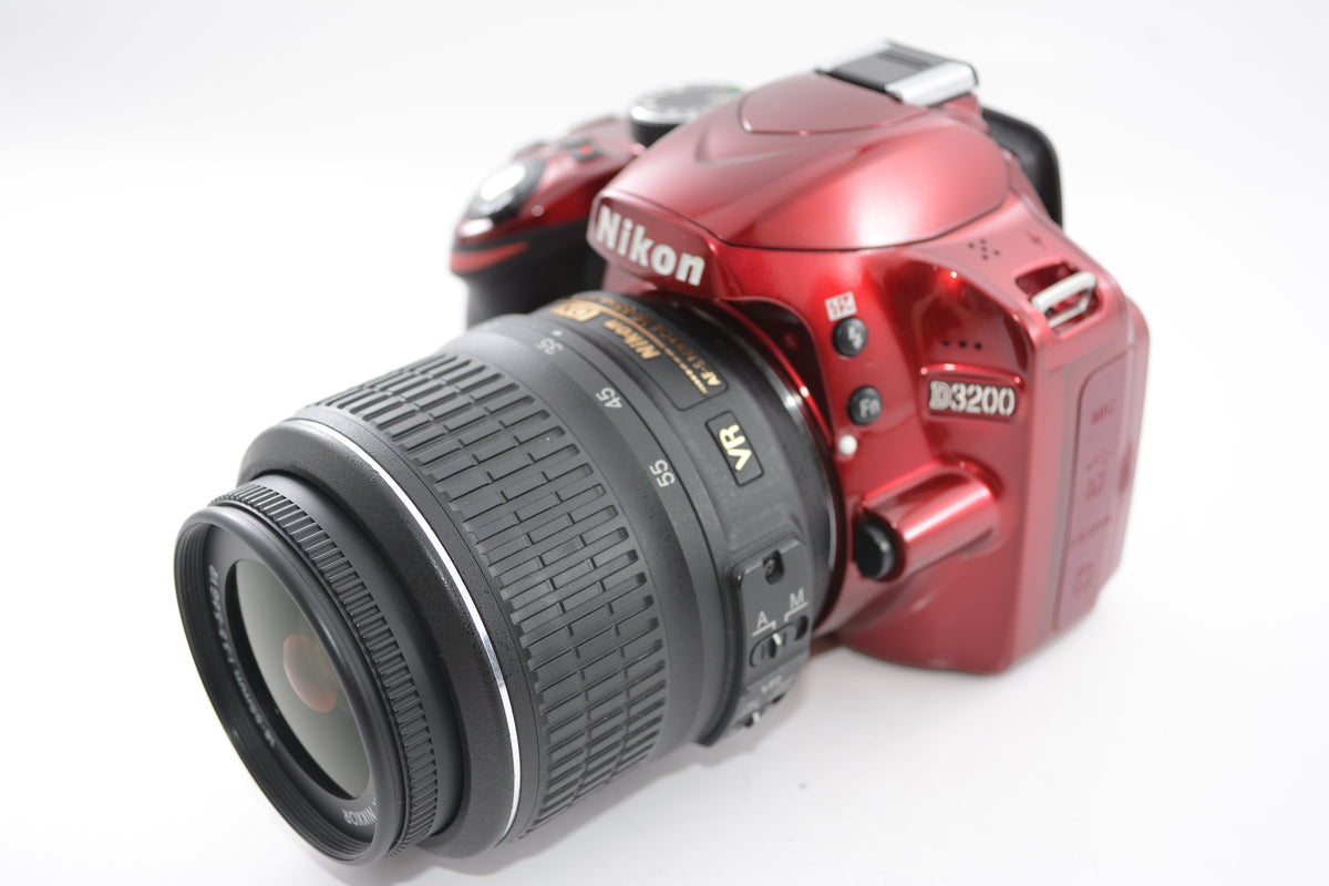 【外観特上級】Nikon デジタル一眼レフカメラ D3200 レンズキット AF-S DX NIKKOR 18-55mm f/3.5-5.6G VR付属 レッド D3200LKRD