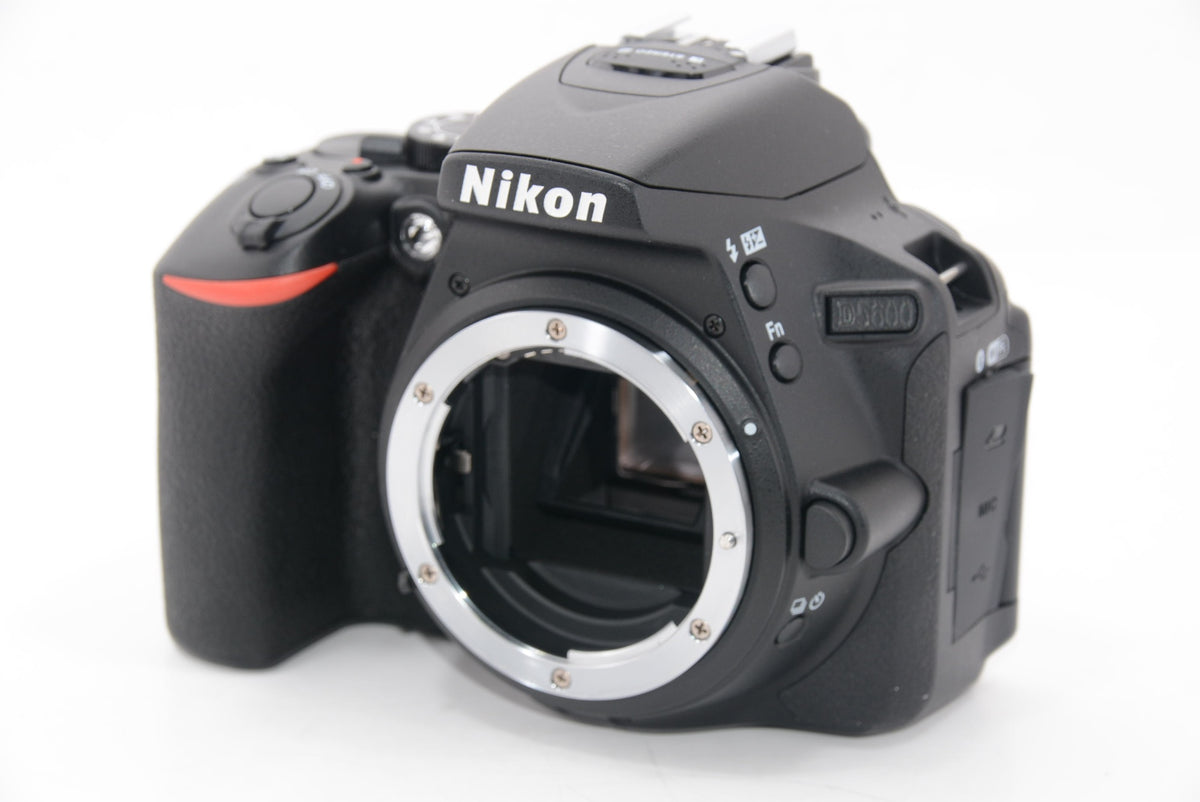 【外観特上級】Nikon デジタル一眼レフカメラ D5600 ダブルズームキット ブラック D5600WZBK