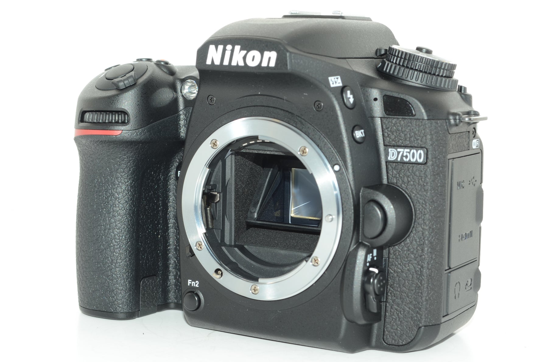 【ほぼ新品】Nikon デジタル一眼レフカメラ D7500 18-140VR レンズキット D7500LK18-140