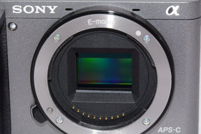 【外観特上級】ソニー ミラーレス一眼 α6000 ボディ グラファイトグレー ILCE-6000