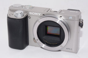 【外観特上級】SONY ミラーレス一眼 α6000 ボディ シルバー ILCE-6000 S