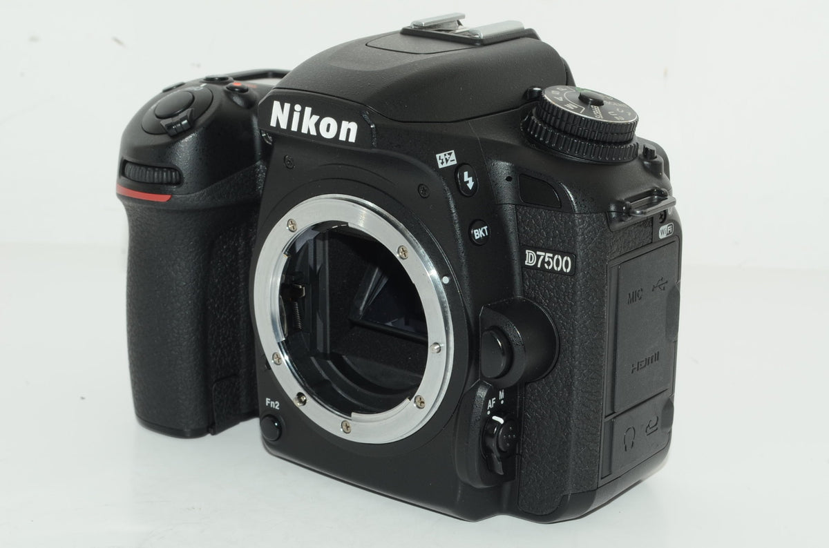 【外観特上級】Nikon デジタル一眼レフカメラ D7500 18-140VR レンズキット D7500LK18-140