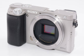 【外観並級】SONY ミラーレス一眼 α6000 ダブルズームレンズキット シルバー ILCE-6000Y S