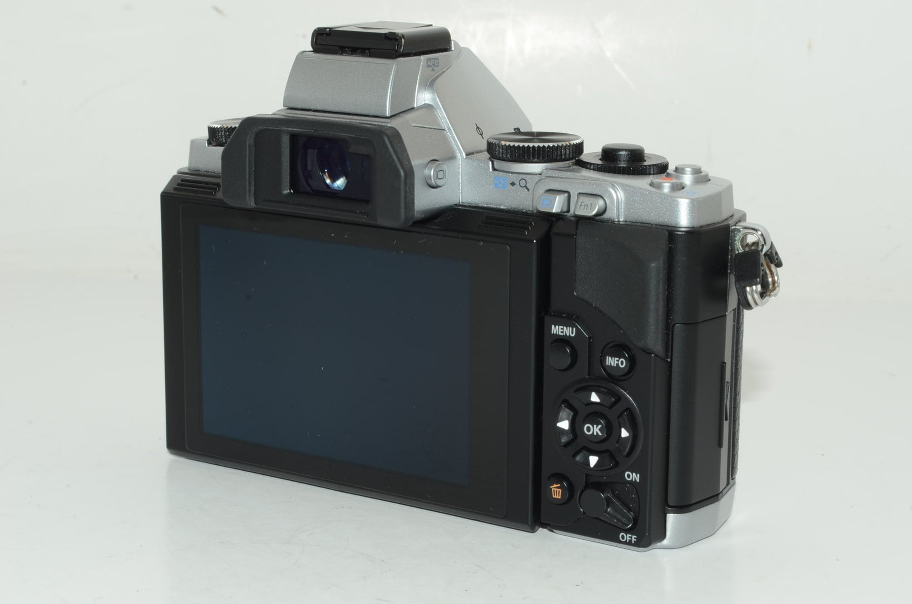 【外観特上級】OLYMPUS ミラーレス一眼 OM-D E-M5 ボディ シルバー 1605万画素 防塵 防滴  OM-D E-M5 BODY SLV