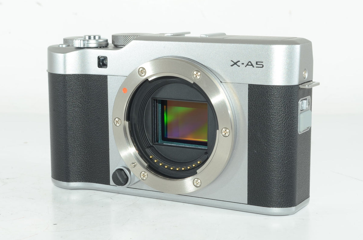 【外観特上級】FUJIFILM ミラーレス一眼カメラ X-A5レンズキット シルバー X-A5LK-S