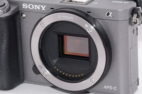 【外観特上級】ソニー ミラーレス一眼 α6000 ボディ グラファイトグレー ILCE-6000