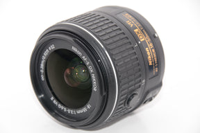 【外観特上級】Nikon デジタル一眼レフカメラ D3200 レンズキット AF-S DX NIKKOR 18-55mm f/3.5-5.6G VR付属 レッド D3200LKRD