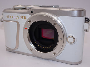 【外観特上級】OLYMPUS ミラーレス一眼カメラ PEN E-PL10 EZダブルズームキット ホワイト