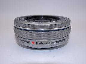 【外観並級】OLYMPUS 電動式パンケーキズームレンズ M.ZUIKO DIGITAL ED 14-42mm F3.5-5.6 EZ SLV