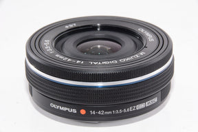 【外観特上級】OLYMPUS 電動式パンケーキズームレンズ M.ZUIKO DIGITAL ED 14-42mm F3.5-5.6 EZ BLK