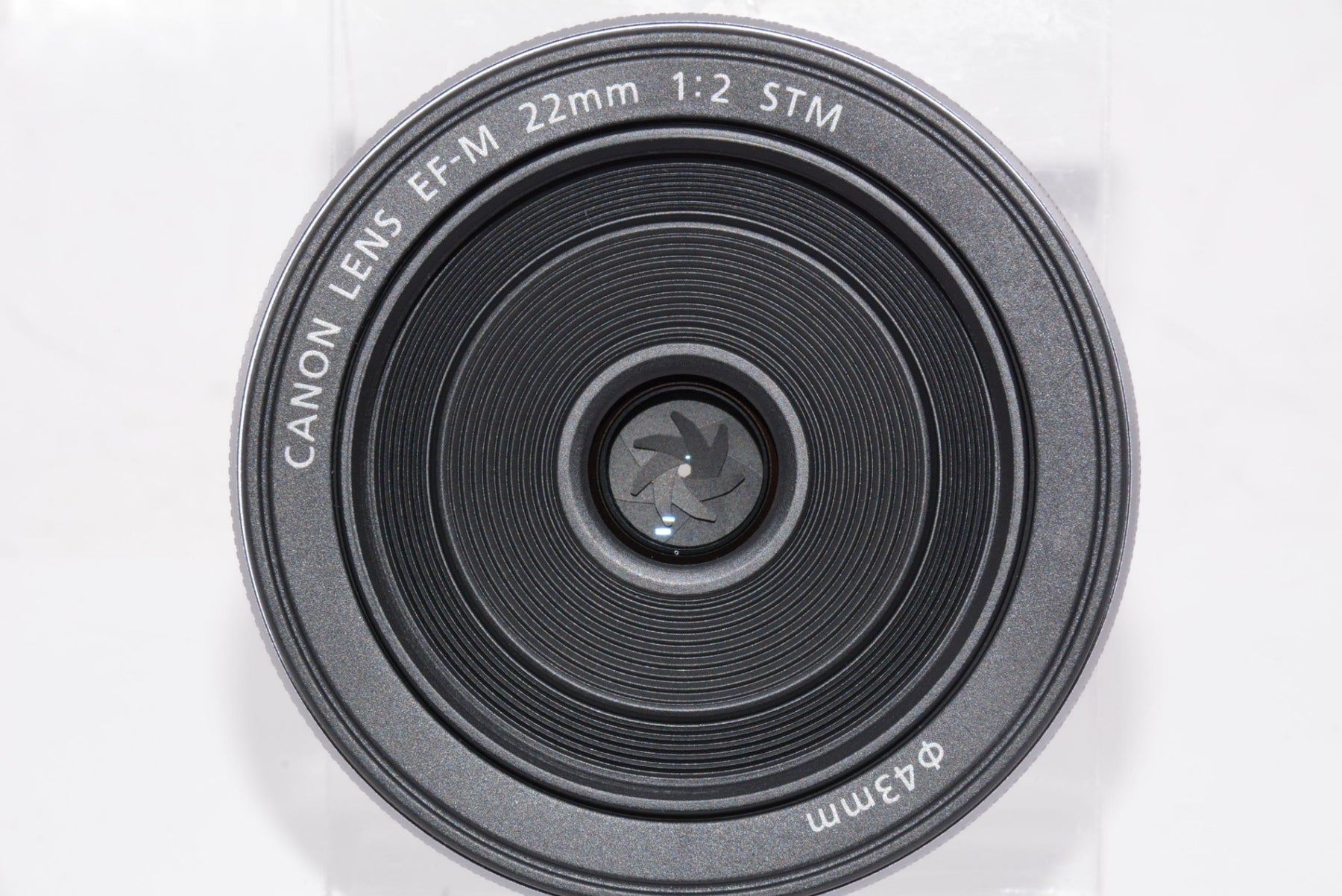 【外観特上級】Canon 単焦点広角レンズ EF-M22mm F2 STM シルバー ミラーレス一眼対応 EF-M222STMSL