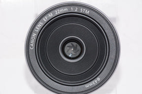 【外観特上級】Canon 単焦点広角レンズ EF-M22mm F2 STM シルバー ミラーレス一眼対応 EF-M222STMSL