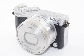 【外観並級】Nikon ミラーレス一眼 Nikon1 J5 標準パワーズームレンズキット シルバー J5HPLKSL