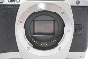 【外観並級】OLYMPUS OM-D E-M10 ボディ シルバー ミラーレス一眼 OM-D E-M10 BODY SLV