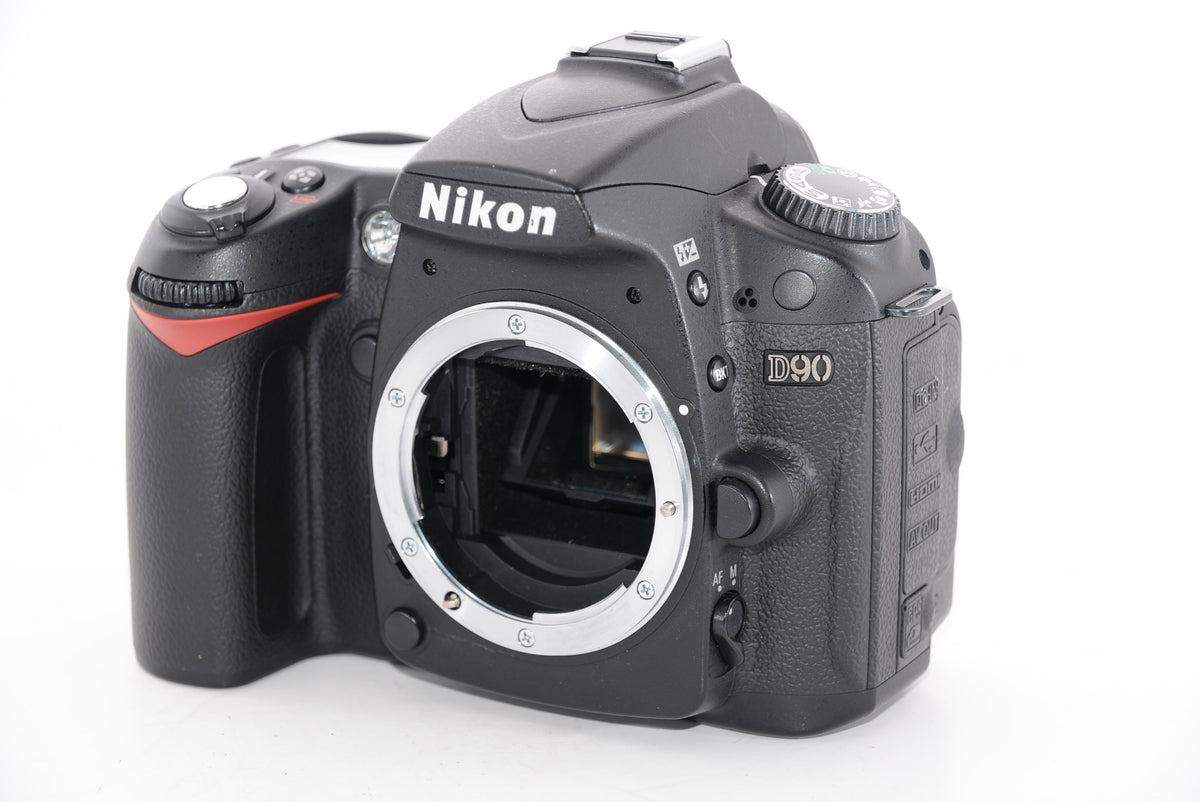 【外観特上級】Nikon デジタル一眼レフカメラ D90 AF-S DX 18-200 VRIIレンズキット D90LK18-200II