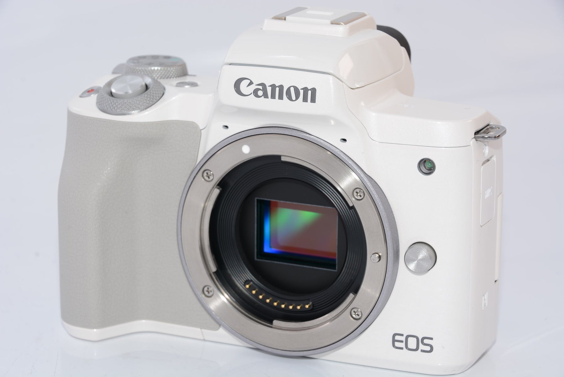 【外観特上級】キヤノン EOS Kiss M 【EF-M15-45 IS STM レンズキット】 (ホワイト/ミラーレス一眼カメラ) EOSKISSMWH1545ISLK