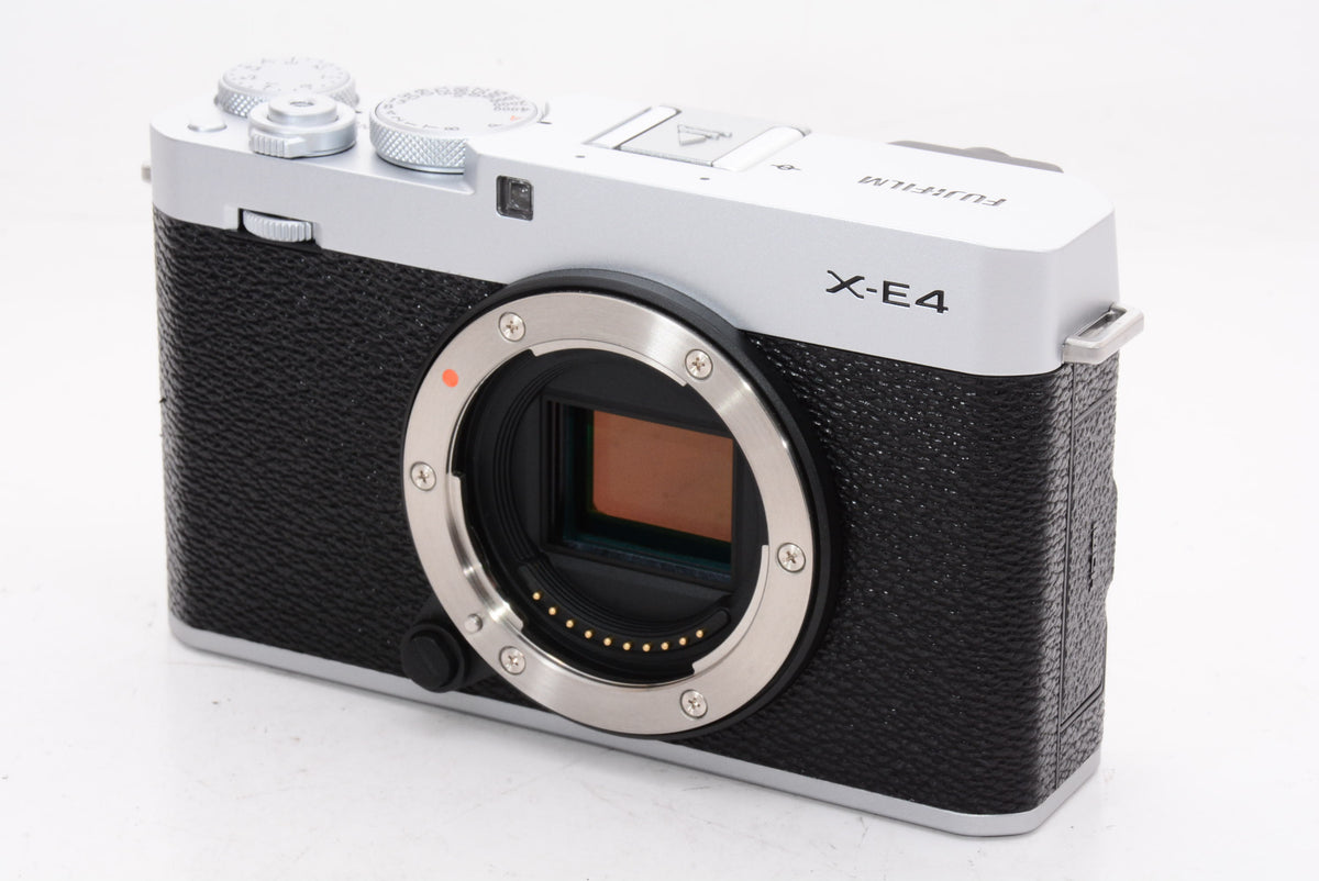 【外観特上級】FUJIFILM ミラーレスデジタルカメラ FUJIFILM X-E4 レンズキット シルバー (XC15-45) F X-E4LK-1545-S