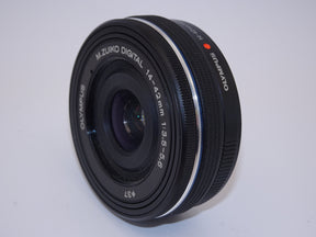 【外観特上級】OLYMPUS 電動式パンケーキズームレンズ M.ZUIKO DIGITAL ED 14-42mm F3.5-5.6 EZ BLK