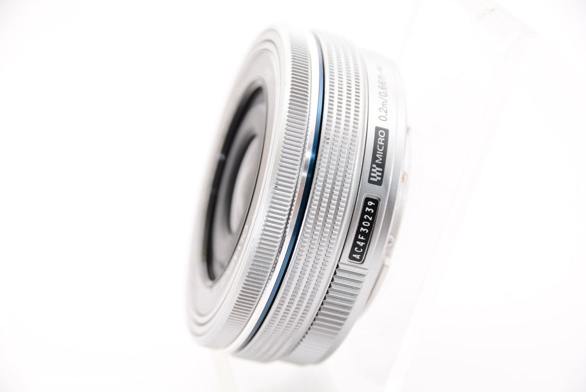 【外観特上級】OLYMPUS 電動式パンケーキズームレンズ M.ZUIKO DIGITAL ED 14-42mm F3.5-5.6 EZ SLV